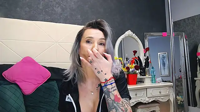 IssaSmith online show from March 11, 2:18 pm