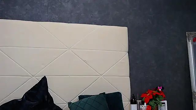 Snapshot of IssaSmith chatting on May 4, 7:22 am IssaSmith online show from May 4, 7:22 am