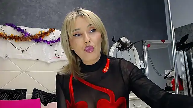 IssaSmith online show from November 12, 7:23 am