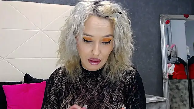 IssaSmith online show from January 16, 4:11 pm