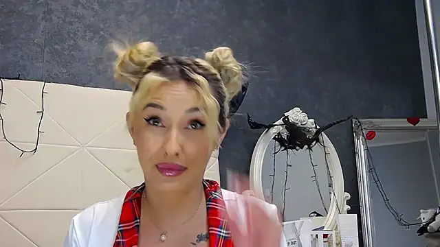 IssaSmith online show from November 19, 7:41 am