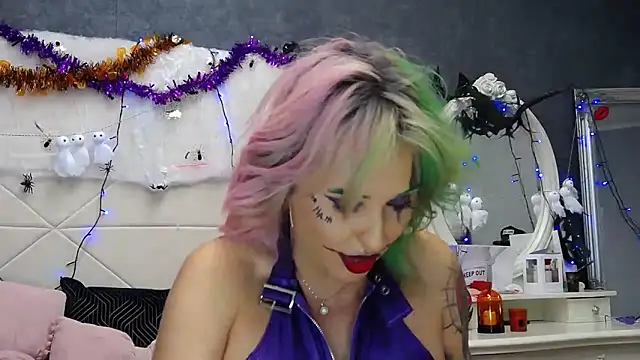 IssaSmith online show from October 31, 8:00 am