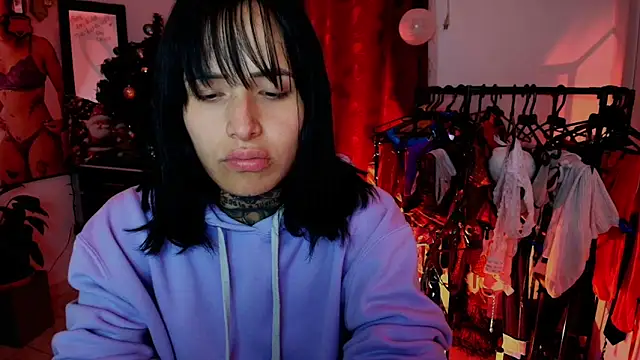 TinnaDawsom online show from December 17, 2:05 am