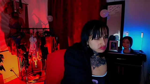 TinnaDawsom online show from December 3, 1:50 am