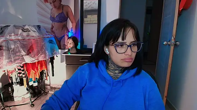 TinnaDawsom online show from February 3, 2:53 am