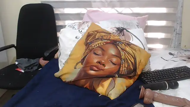 Snapshot of Foxybrownxx1 chatting on June 18, 6:45 am Foxybrownxx1 online show from June 18, 6:45 am