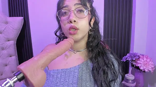 Snapshot of Sexy_cristall_ chatting on May 24, 8:09 pm Sexy cristall online show from May 24, 8:09 pm