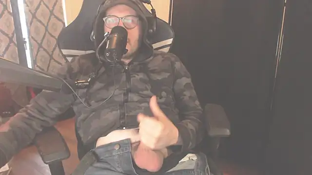 chicostick413 online show from February 3, 8:14 pm