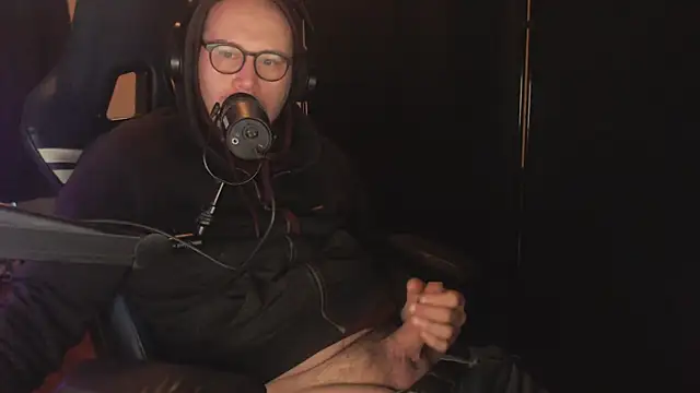 chicostick413 online show from December 18, 1:48 pm