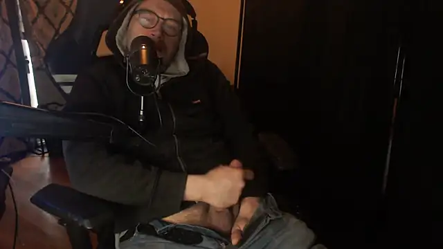 chicostick413 online show from April 3, 1:17 pm