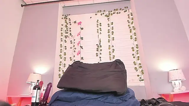 Snapshot of KylieMaxwell chatting on March 18, 2:18 am KylieMaxwell online show from March 18, 2:18 am