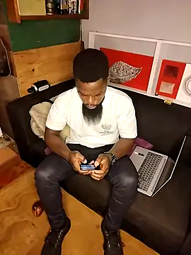 Snapshot of Chocolate_factory_man chatting on March 17, 9:35 pm Chocolate factory man online show from March 17, 9:35 pm