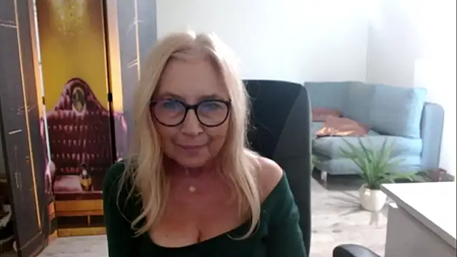 Snapshot of sofia_xkiss chatting on October 15, 1:52 pm sofia xkiss online show from October 15, 1:52 pm