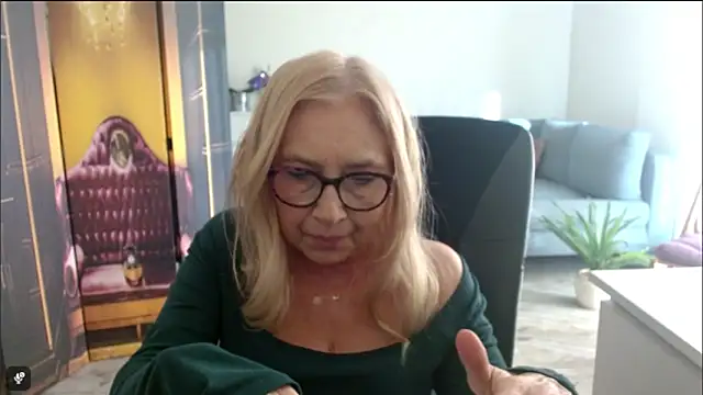 Snapshot of sofia_xkiss chatting on October 21, 1:43 pm sofia xkiss online show from October 21, 1:43 pm