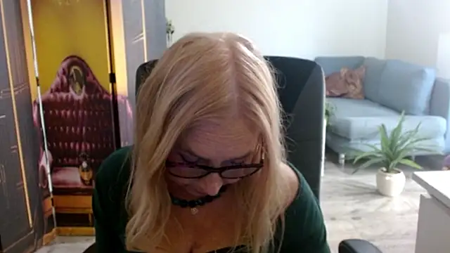 Snapshot of sofia_xkiss chatting on October 1, 2:10 pm sofia xkiss online show from October 1, 2:10 pm