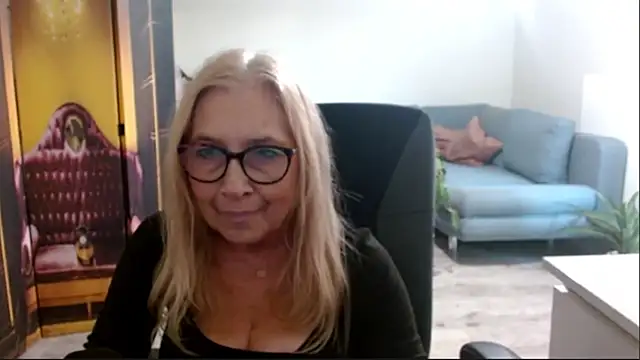 Snapshot of sofia_xkiss chatting on November 6, 2:43 pm sofia xkiss online show from November 6, 2:43 pm