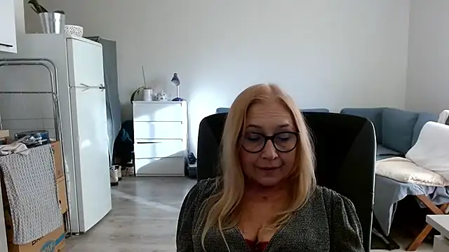 Snapshot of sofia_xkiss chatting on March 4, 2:42 pm sofia xkiss online show from March 4, 2:42 pm