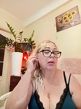 Snapshot of SusieNoreen chatting on September 22, 11:11 pm SusieNoreen online show from September 22, 11:11 pm