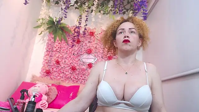 Snapshot of BLONDE_SEXYHOT chatting on November 5, 11:41 pm BLONDE SEXYHOT online show from November 5, 11:41 pm