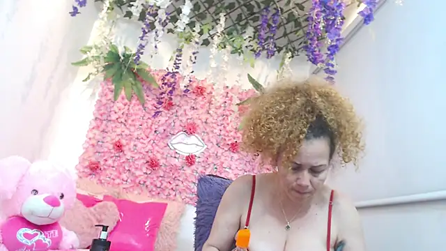 Snapshot of BLONDE_SEXYHOT chatting on November 7, 4:06 am BLONDE SEXYHOT online show from November 7, 4:06 am