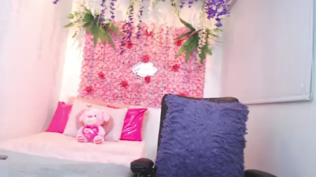 Snapshot of BLONDE_SEXYHOT chatting on October 28, 10:31 pm BLONDE SEXYHOT online show from October 28, 10:31 pm