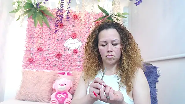 Snapshot of BLONDE_SEXYHOT chatting on November 19, 12:21 am BLONDE SEXYHOT online show from November 19, 12:21 am