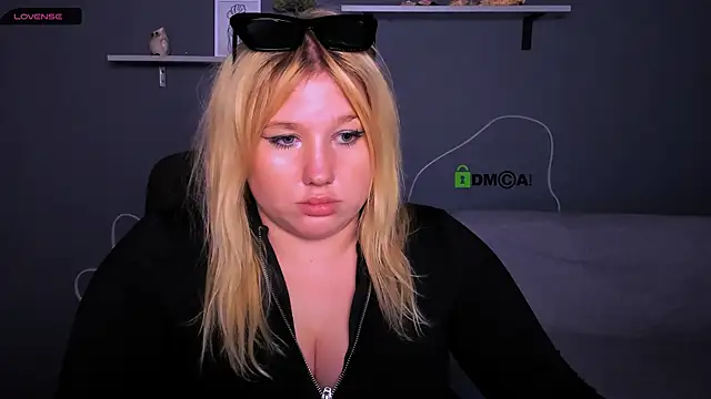 juli kisss online show from October 4, 6:15 am