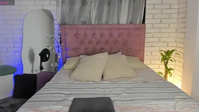 Snapshot of April_Scarlett chatting on January 12, 2:35 am April Scarlett online show from January 12, 2:35 am