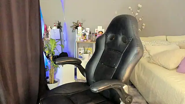 Snapshot of April_Scarlett chatting on February 9, 1:55 am April Scarlett online show from February 9, 1:55 am