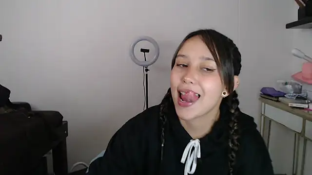 Skarlet Adams28 online show from March 21, 9:01 pm