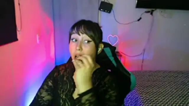 Skarlet Adams28 online show from April 9, 9:21 pm