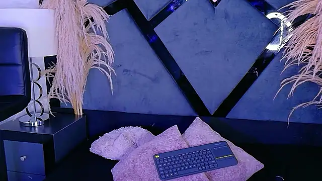 KylieWhite online show from October 15, 4:37 pm