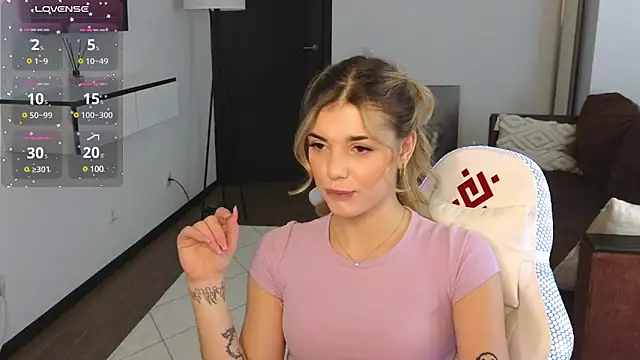 adrianawow1 online show from March 18, 12:30 am