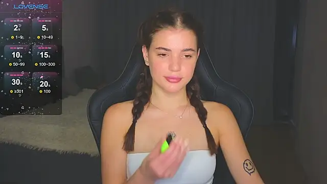 Snapshot of adrianawow1 chatting on October 28, 7:35 pm adrianawow1 online show from October 28, 7:35 pm