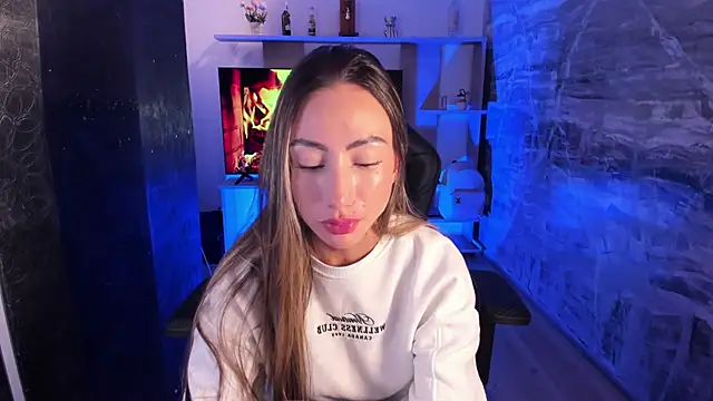 juliasprousse  online show from October 6, 1:45 pm