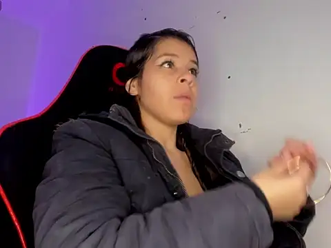 Snapshot of silviamilk chatting on February 23, 1:12 pm silviamilk online show from February 23, 1:12 pm