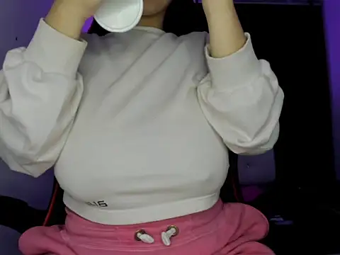 Snapshot of silviamilk chatting on November 25, 4:02 am silviamilk online show from November 25, 4:02 am