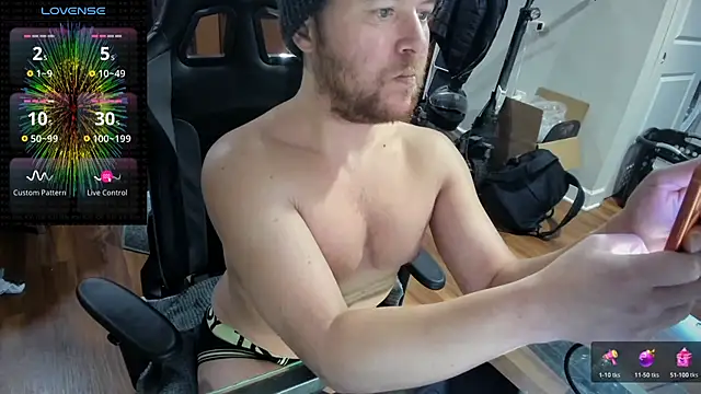 Snapshot of aaron_s_x chatting on February 12, 12:21 am aaron s x online show from February 12, 12:21 am