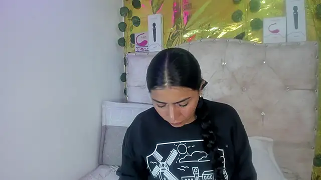 Snapshot of cristalconnorr chatting on May 14, 2:47 pm cristalconnorr online show from May 14, 2:47 pm