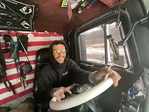 Snapshot of XMeF10 chatting on December 4, 2:49 pm XMeF10 online show from December 4, 2:49 pm