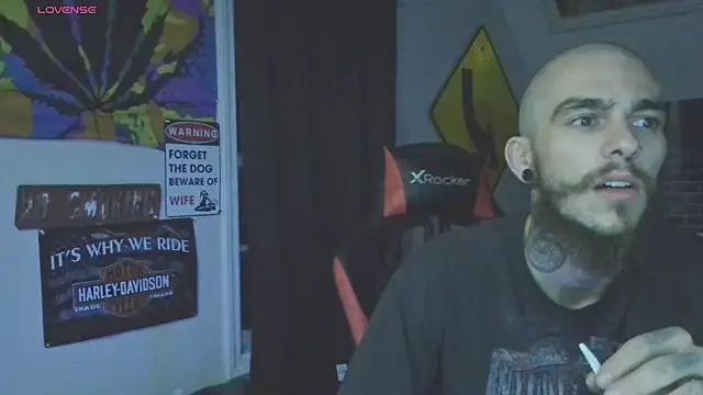 Snapshot of XMeF10 chatting on March 7, 12:04 am XMeF10 online show from March 7, 12:04 am