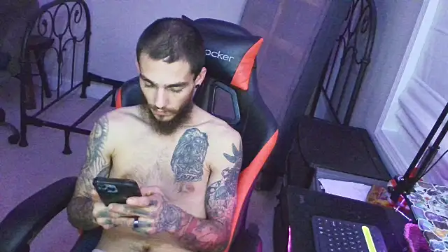 Snapshot of XMeF10 chatting on February 14, 1:34 am XMeF10 online show from February 14, 1:34 am