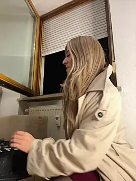 Snapshot of See_my_Boobs_ chatting on December 16, 6:01 pm See my Boobs online show from December 16, 6:01 pm