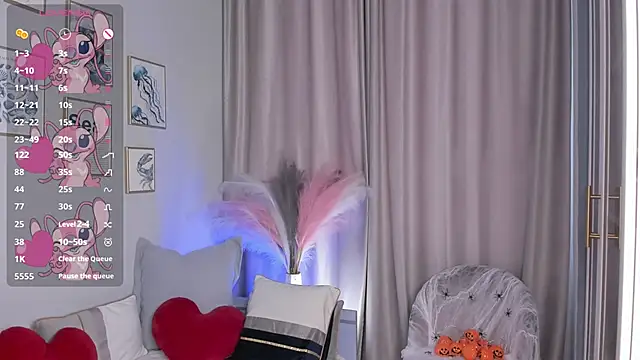 OdetteHarwick online show from November 1, 8:08 am