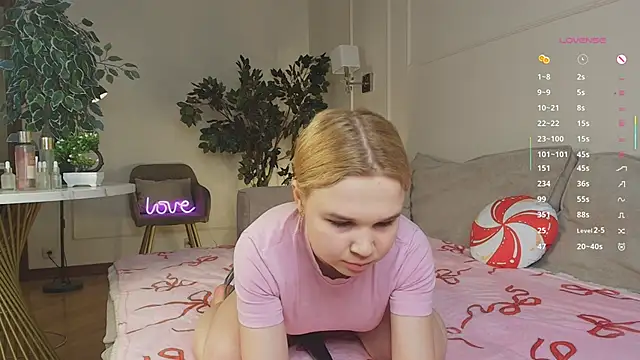 OdetteHarwick online show from February 18, 8:11 am