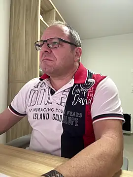 coupleLatinaLovers online show from December 5, 6:23 am