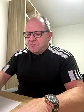 coupleLatinaLovers online show from December 19, 6:05 am