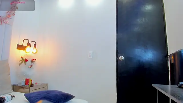 chloe zulay online show from December 16, 3:11 am