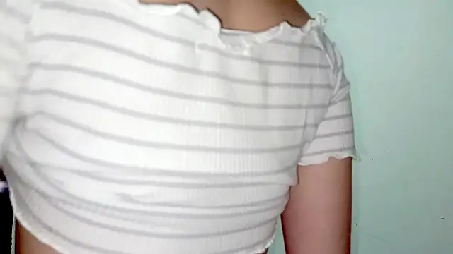 Snapshot of PetiteIvoryQueen19 chatting on June 25, 5:12 am PetiteIvoryQueen19 online show from June 25, 5:12 am