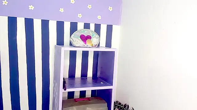 PetiteIvoryQueen19 online show from April 3, 3:35 am